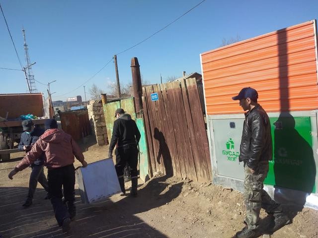 Чингэлтэй дүүргийн 7 болон 12-р хороодын иргэдийн ангилсан хог хаягдлыг ачиж тээвэрлэж эхэллээ
